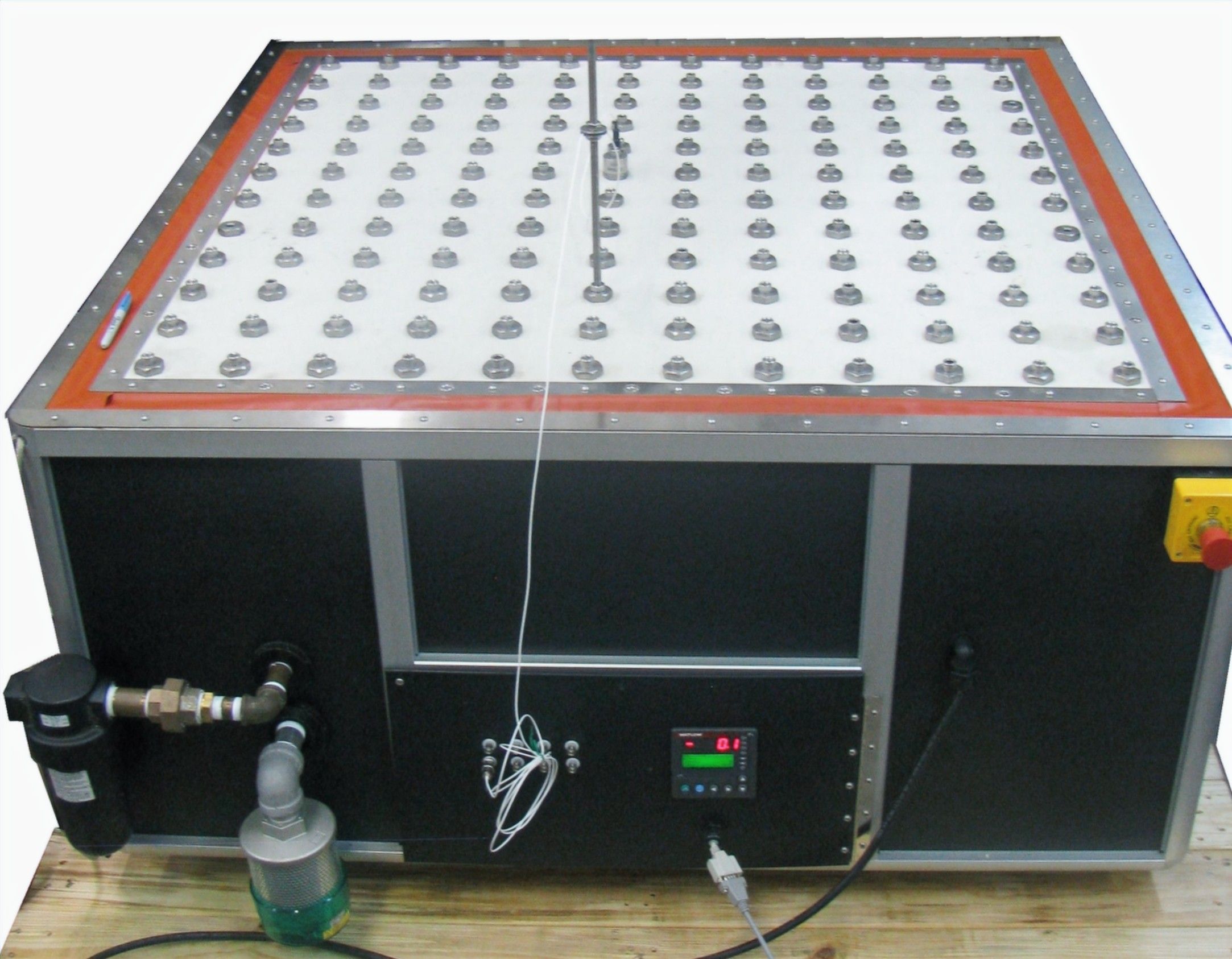 Sistema de vibración independiente Hanse VS-16 con su mesa de vibración de 1219 × 1219 mm (48 × 48 in)