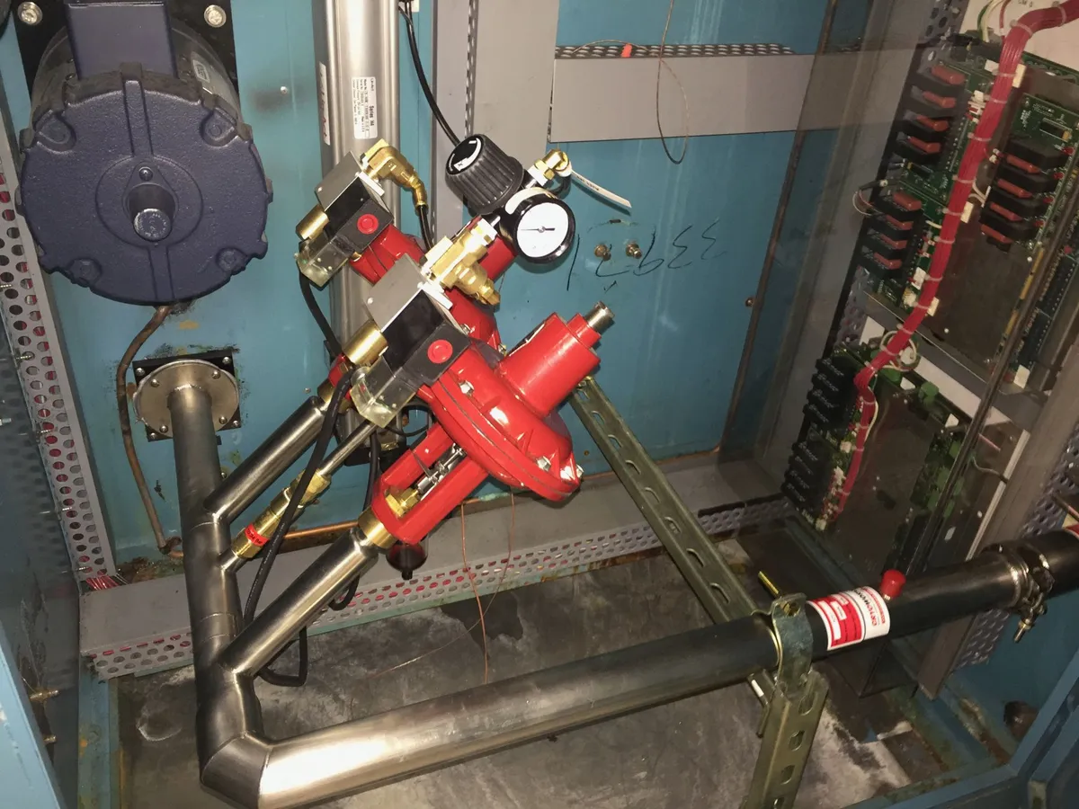 Vacuum-jacketed proportional LN2 valves and stainless LN2 piping fitted in a chamber's machinery compartment