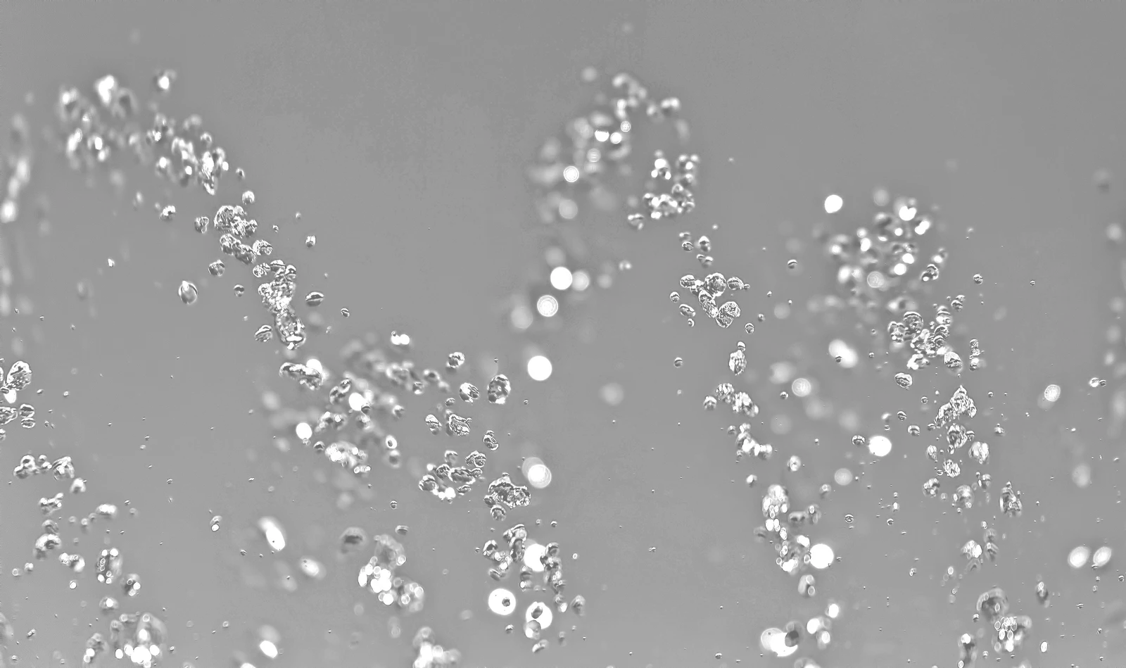 Finas gotas de agua procedentes de una boquilla de humidificación por ultrasonidos